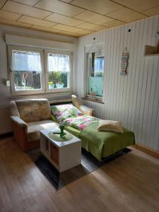 sala de estar con cama y sofá en Ferienhaus Hilde, en Sangerhausen