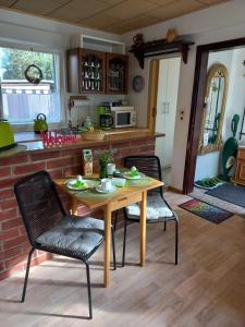 een keuken met een houten tafel en 2 stoelen bij Ferienhaus Hilde in Sangerhausen