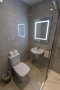 Bilik mandi di Killarney View House B&B