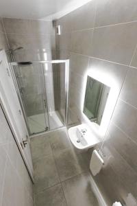 Bilik mandi di Killarney View House B&B