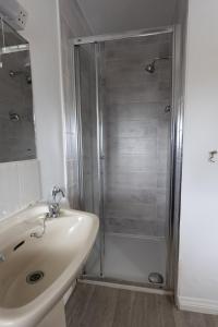 Bilik mandi di Killarney View House B&B