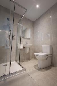Bilik mandi di Killarney View House B&B