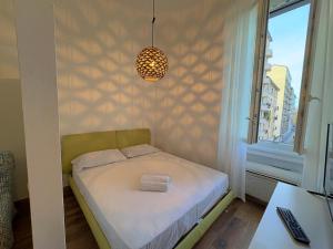 una piccola camera da letto con un letto e una finestra di Appartme - Schiapparelli 1.2 a Milano