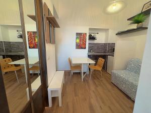 un piccolo soggiorno con tavolo e divano di Appartme - Schiapparelli 1.2 a Milano Altre 13 foto