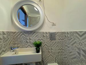 un bagno con lavandino e specchio di Appartme - Schiapparelli 1.2 a Milano