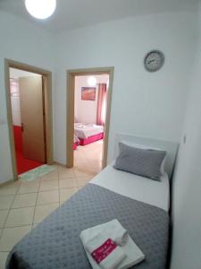 een slaapkamer met een bed met een handdoek erop bij Villa Sarti in Ksamil