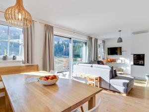 - un salon avec une table et un bol de fruits dans l'établissement Modern Chalet in M hlbach am Hochk nig near Ski Area, à Mühlbach am Hochkönig