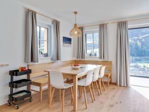 - une salle à manger avec une table et des chaises en bois dans l'établissement Modern Chalet in M hlbach am Hochk nig near Ski Area, à Mühlbach am Hochkönig