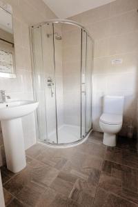 Bilik mandi di Killarney View House B&B