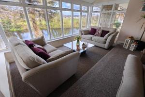 Ruang duduk di Killarney View House B&B