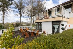 Taman di luar Killarney View House B&B