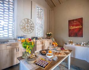 una cocina con una mesa con comida. en Relais Borgo Elissa en Certaldo