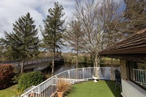 Taman di luar Killarney View House B&B