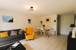 a living room with a couch and a table at CARBAU Maisonnette pour 8 personnes dans une résidence privée avec piscine à Carqueiranne in Carqueiranne