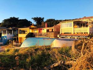 a group of houses sitting on the beach at CARBAU Maisonnette pour 8 personnes dans une résidence privée avec piscine à Carqueiranne in Carqueiranne
