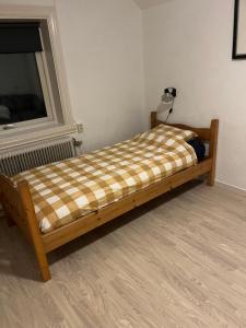 1 cama en una habitación con ventana en Åsmyragård, en Hagfors
