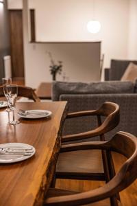 un tavolo di legno con piatti e bicchieri di green leaf rusutsu - Vacation STAY 87362v a Rusutsu