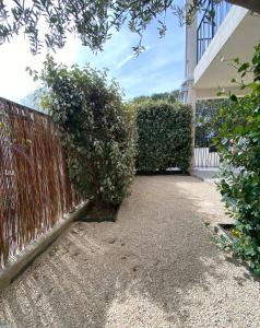 une clôture et des buissons devant une maison dans l'établissement STUDIO in res. LES CYCLISTES, à Malaucène