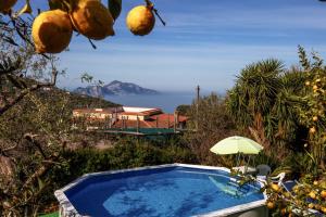 馬薩盧布倫塞的住宿－陽光度假屋，山景游泳池