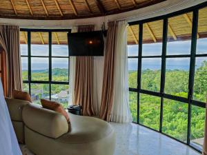 un soggiorno con divano e ampie finestre di Hillstone Luxury Village a Ungasan