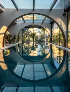 una vista aérea de una piscina en un edificio en Flower Hotels & Resorts, en Golem