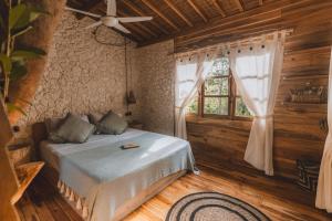 Rúm í herbergi á Roots Tree House