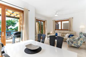 salon z białym stołem i krzesłami w obiekcie 2 bedroom Villa Destu with private pool and golf views, Aphrodite Hills Resort w mieście Kuklia