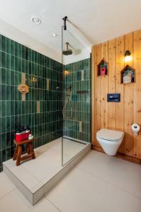 ein Bad mit einer Glasdusche und einem WC in der Unterkunft Treehouse Hotel Manchester in Manchester