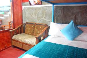 Kama o mga kama sa kuwarto sa Blue Bed Hostel