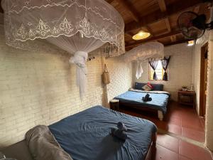 1 dormitorio con 2 camas y lámpara de araña en La Beauté Sa Pa, en Sa Pa