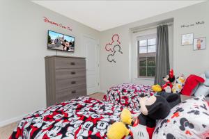 Postel nebo postele na pokoji v ubytování 8843 GC Windsor at Westside Luxury 5 BR Townhome