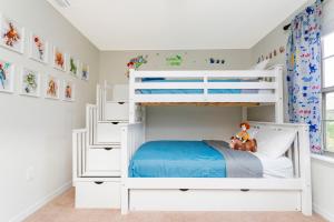 Postel nebo postele na pokoji v ubytování 8843 GC Windsor at Westside Luxury 5 BR Townhome