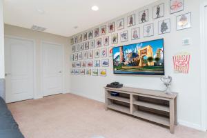 TV a/nebo společenská místnost v ubytování 8843 GC Windsor at Westside Luxury 5 BR Townhome