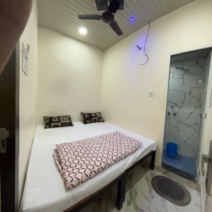 Winter Hotel at Ujjain客房内的一张或多张床位