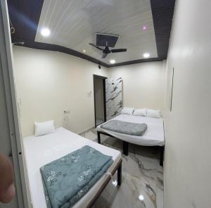 Winter Hotel at Ujjain客房内的一张或多张床位