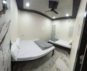 Winter Hotel at Ujjain客房内的一张或多张床位