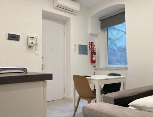 un soggiorno con cucina e tavolo di Center Monflat a Trieste