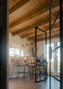 een eetkamer met een tafel en stoelen bij Huisje Hartenlust in Bodegraven