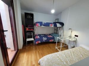 a room with a bedroom with a bed and a shelf at Ático familiar con todas las comodidades. in Murcia