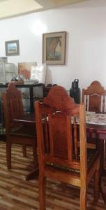 - une salle à manger avec une table et des chaises en bois dans l'établissement Casa Vacanza Talaonga Ocean View Resort Santa Magdalena, à Sorsogon