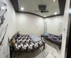 Winter Hotel at Ujjain客房内的一张或多张床位