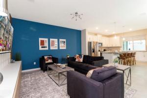 sala de estar con pared de acento azul en 1798 TP - 4BR Luxury Solara Retreat Pool Disney, en Orlando