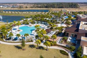 una vista aérea de un complejo con piscina en 1798 TP - 4BR Luxury Solara Retreat Pool Disney, en Orlando