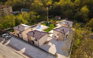 uma vista aérea de uma casa com piscina em ENEVI Guest Houses em Sandanski