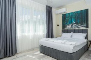 Tempat tidur dalam kamar di ENEVI Guest Houses