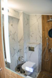 Ett badrum på ENEVI Guest Houses