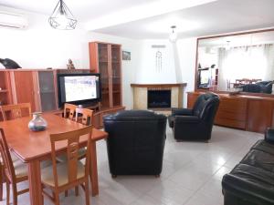 sala de estar con mesa, sillas y TV en Casa Sant Pere Pescador, 3 dormitorios, 6 personas - ES-89-89, en Sant Pere Pescador