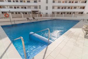 Bazén v ubytovaní RentitSpain Apartamento Arce 13 Balcón con Vista al Mar alebo v jeho blízkosti