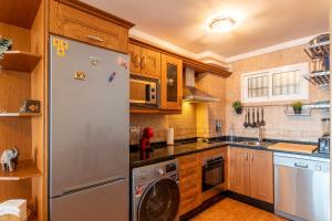 Kuchyňa alebo kuchynka v ubytovaní RentitSpain Apartamento Arce 13 Balcón con Vista al Mar