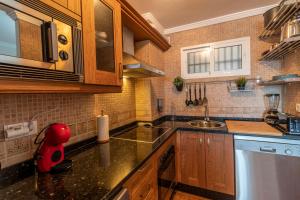 Kuchyňa alebo kuchynka v ubytovaní RentitSpain Apartamento Arce 13 Balcón con Vista al Mar